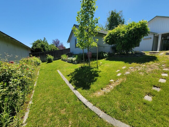 Building Photo - Prime Kennewick Location – 4 Bed, 2 Bath N...