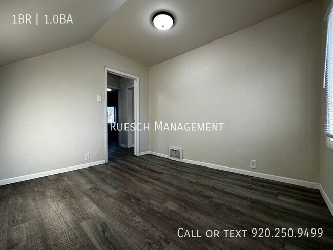 Building Photo - Recently Remodeled 1 Bedroom Upper Duplex ...