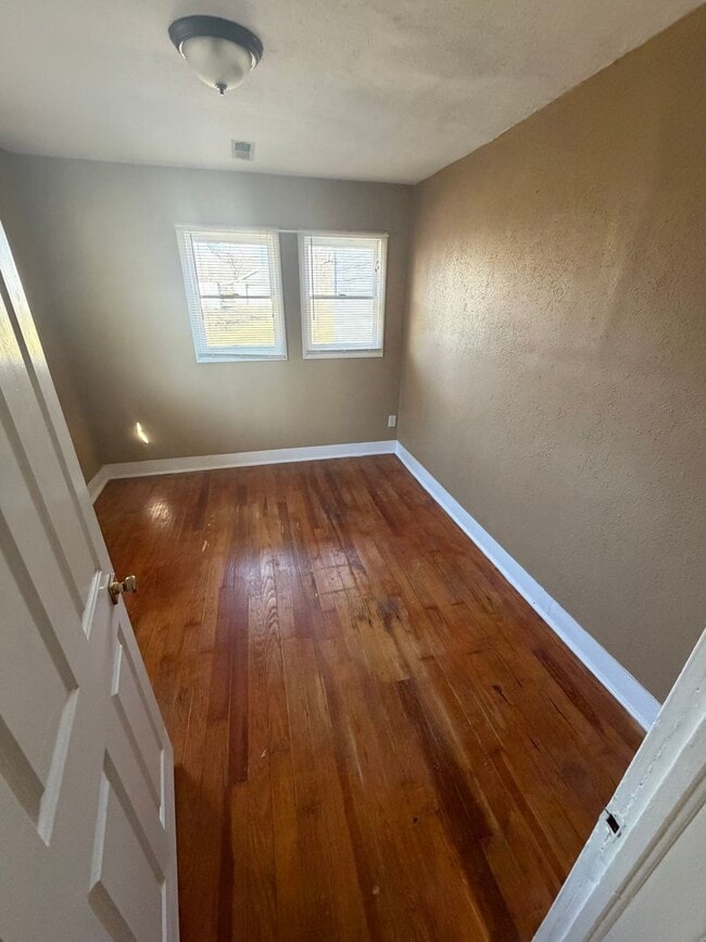 Building Photo - 1807 W Lincoln St