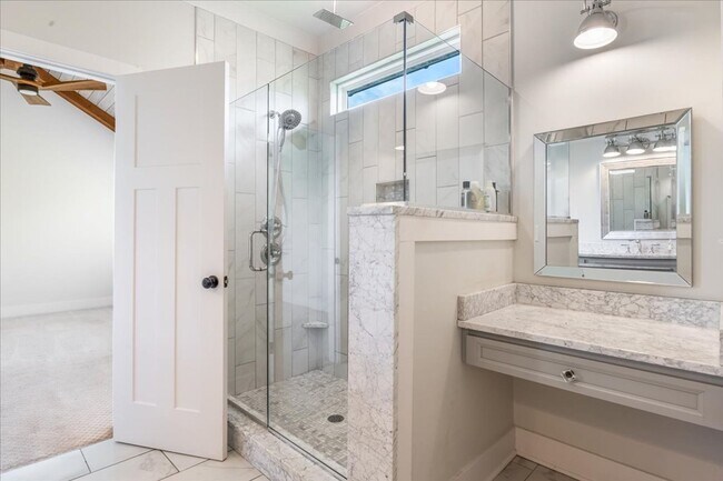 Building Photo - Stunning Home w Million Dollar Views! 4 Be...