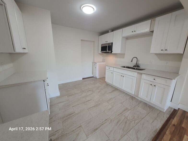 Building Photo - 515 W 104th St