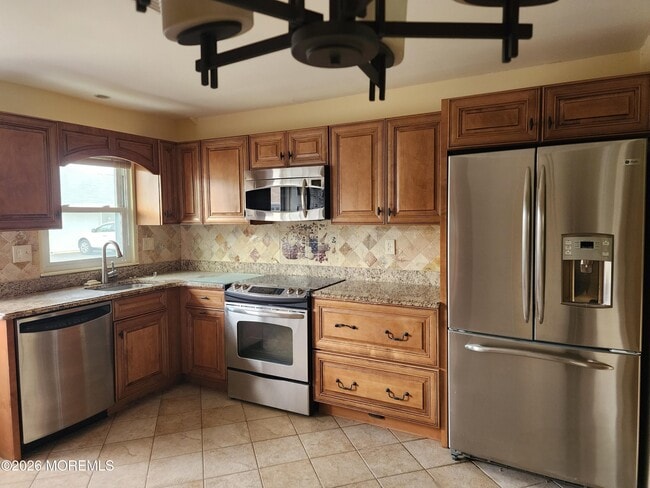 Building Photo - 341B Canterbury Ct