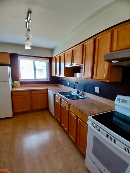 Building Photo - 1924 Axtell Dr