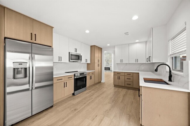 Building Photo - 2116 Trellis Pl
