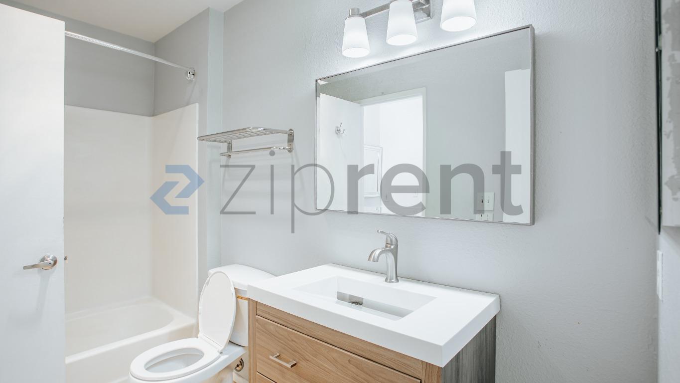 Building Photo - Unit 4