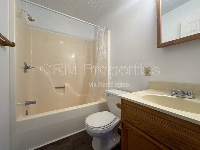 Building Photo - 722 S Lindsay St