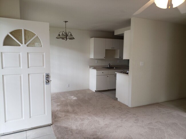 Building Photo - Crosspointe Townhouse - ground floor 2 bed...