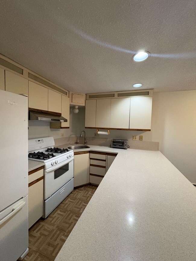 Building Photo - 10% off  1st month rent. Spacious 3 Bedroom, 2 Bath Townhouse with In-Unit Laundry in Lowell, MA