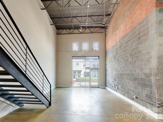 Building Photo - 927 Westmere Ave