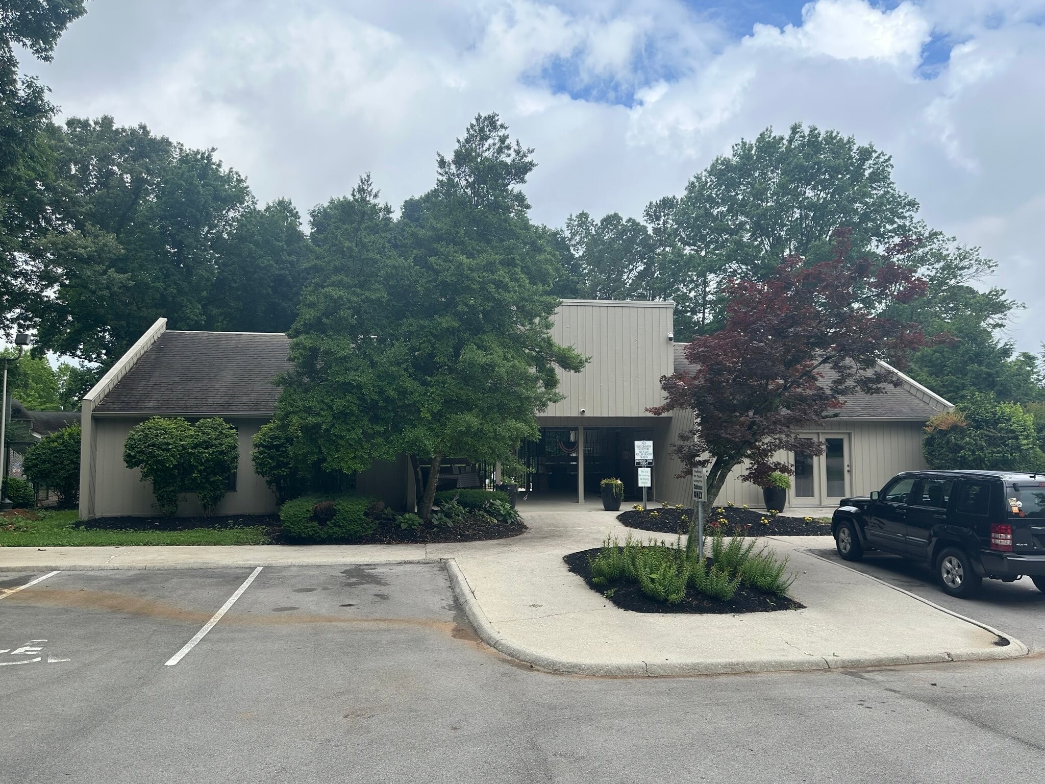 Building Photo - 8600 Olde Colony Trail