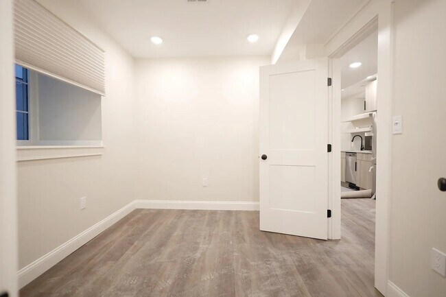 Building Photo - 701 E 2nd St