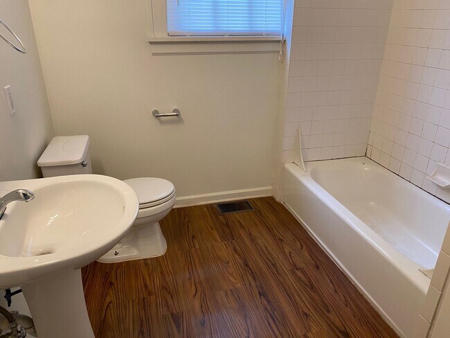 Building Photo - 2BR South Highlands Apt by Byrd High School - Downstairs Unit