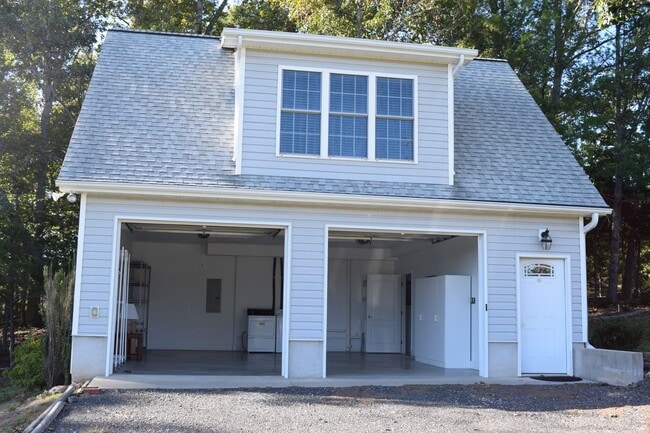 Building Photo - Lake Front 1 Bedroom Apartment - Large Garage & Boat Parking