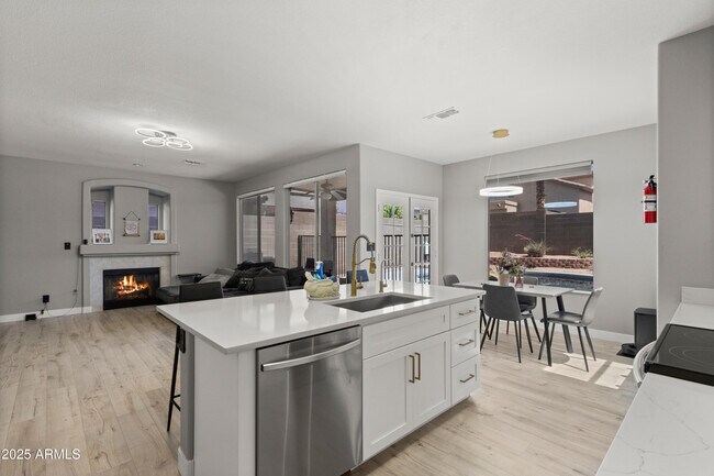 Building Photo - 1018 E Silverwood Dr