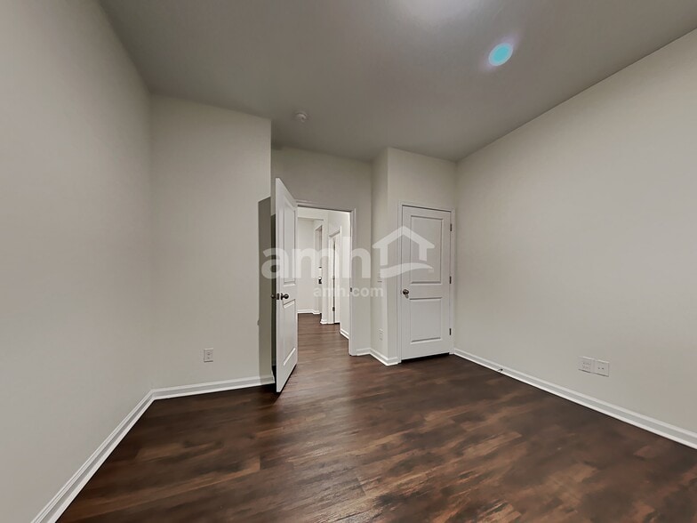 Building Photo - 275 Hogan Dr