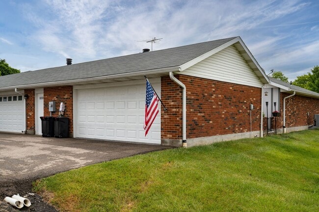 Building Photo - COME SEE THIS BEAUTY!