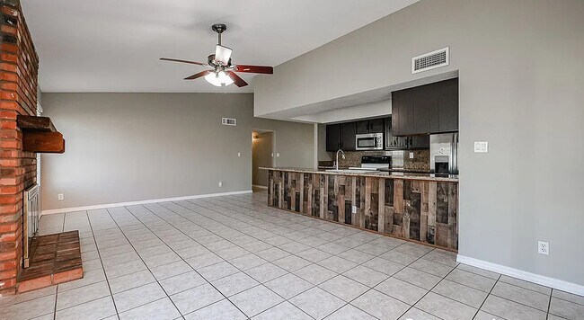 Building Photo - 604 W Kiva Ave