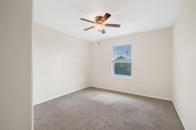 Building Photo - 504 Twisted Oaks Ln