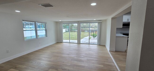 Building Photo - Completely remodeled 4 Bed 4 Bath home wit...