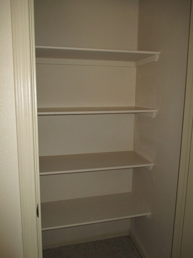 Building Photo - 1 Bedroom, 1 Bath with a Single Car Garage