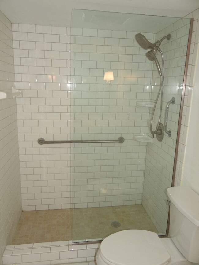 Building Photo - 2 bed / 2 bath condo - ask about move in discount