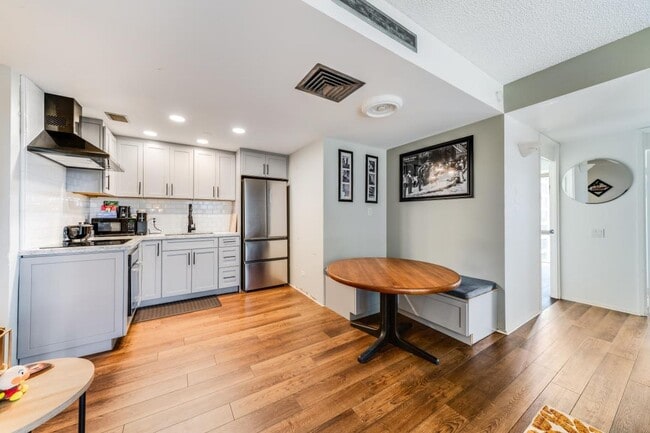 Building Photo - 2BED 2 BATH ALL UTILITIES INCLUDED DOWNTOW...