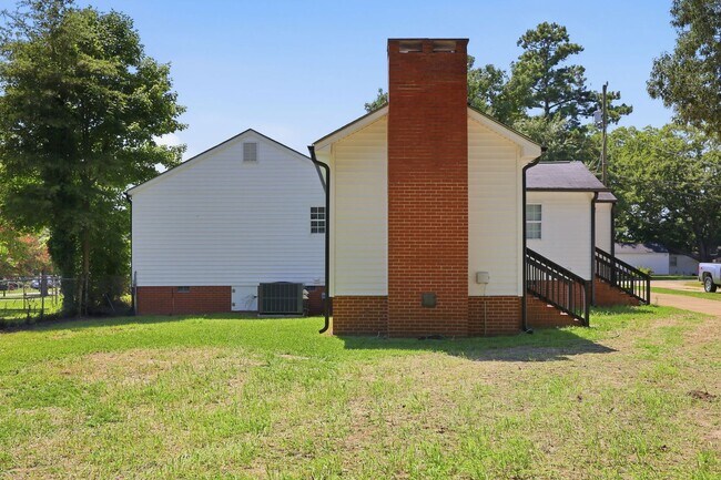 Building Photo - Modern Updates in this Classic 3bedroom/2.5 Bath Home in Erwin