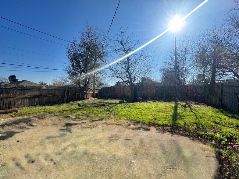 Building Photo - 9111 N Walker Ave