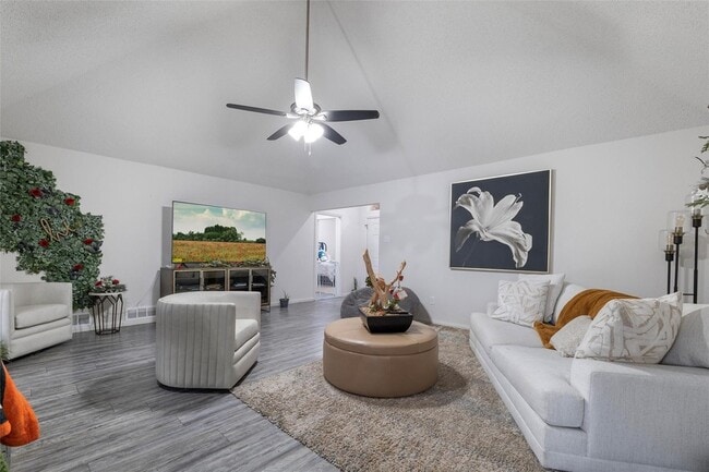 Building Photo - 916 Clover Hill Ln