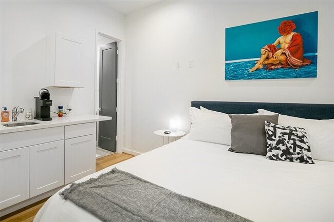 Building Photo - 511 Memorial Heights Dr