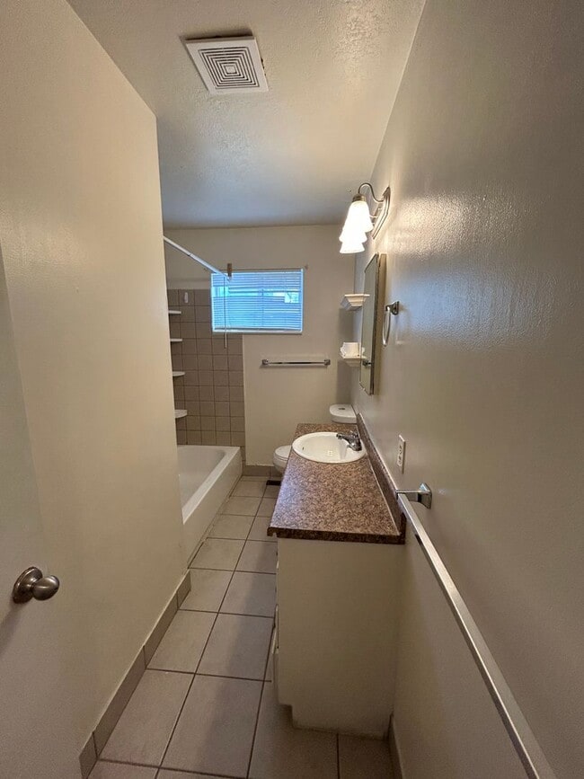 Building Photo - 3 Bed/1.5 Bath in a Cul-de-sac by Universi...