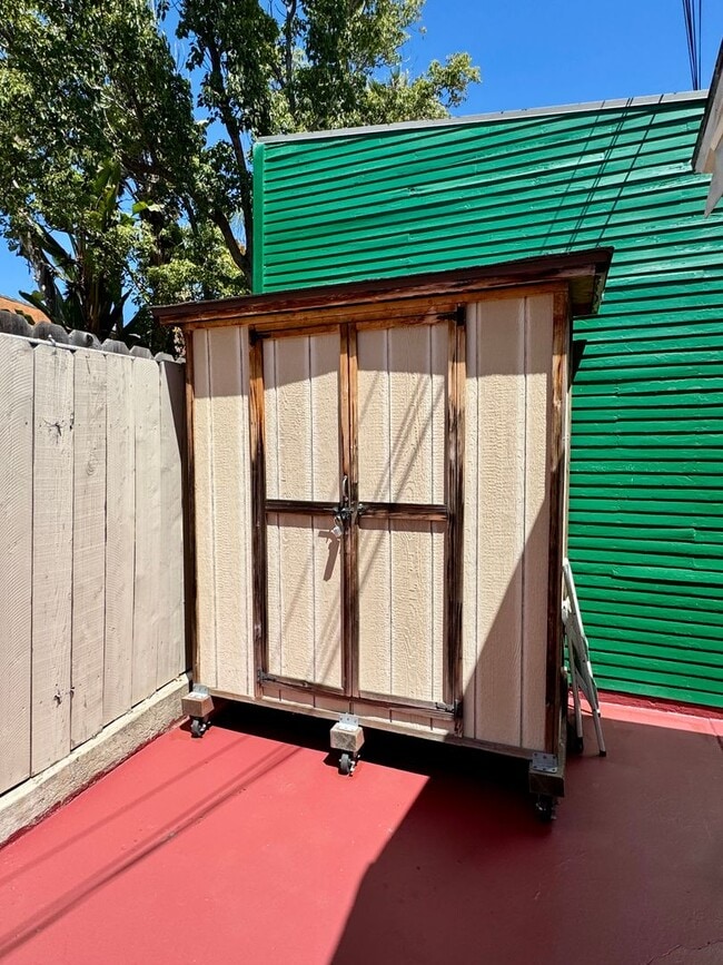 Building Photo - Charming Upgraded 2 Bedroom Cottage w/Cent...