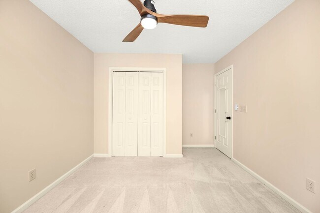 Building Photo - 201 St Regis Ln