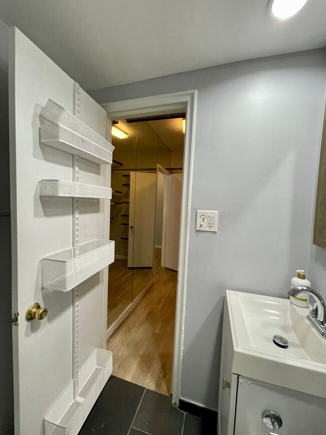 Building Photo - Lovely Studio Apartment in Downtown!