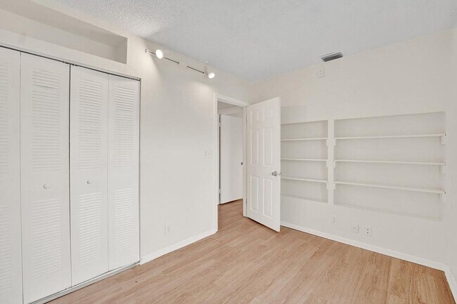 Building Photo - 3 BR / 3 BA + Patio + Parking AVAIL 8/1