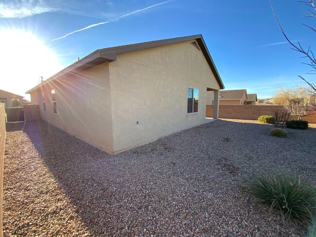 Building Photo - 3 Bedroom Single Story Home Available Near...