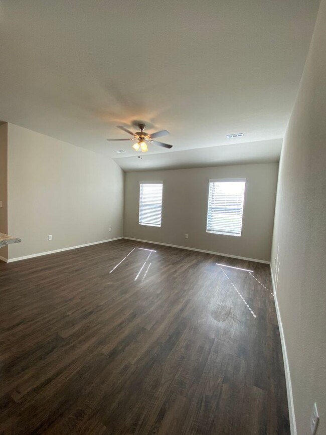 Building Photo - Comfortable 3-Bedroom, 2 Bath Living in Regency Park