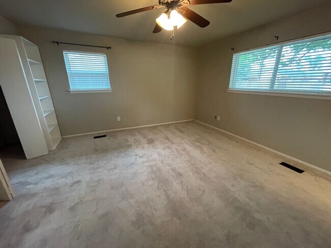 Building Photo - Large 2 bed! two bath, 2 car garage on a c...