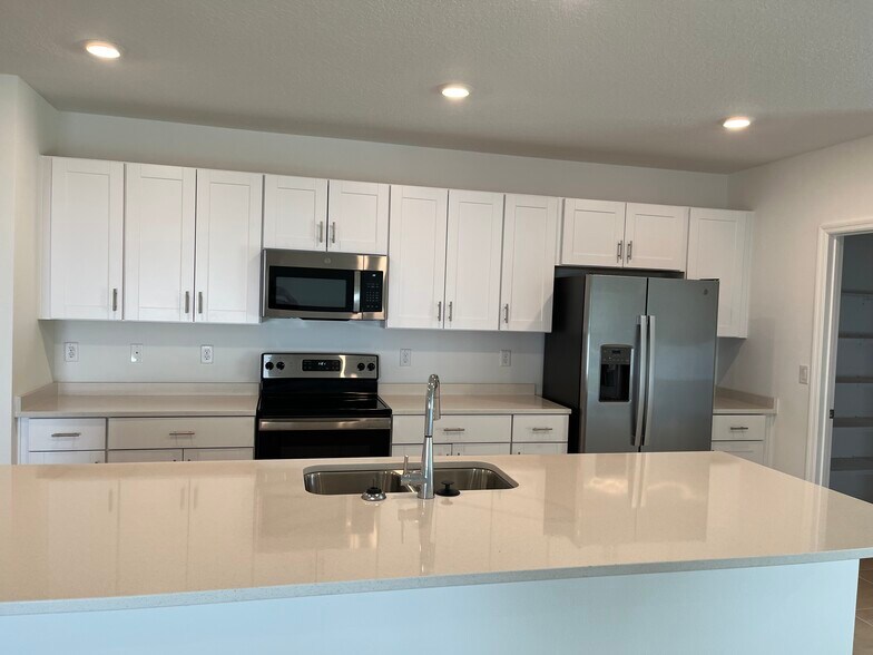 Building Photo - 2068 Rosewood Cir