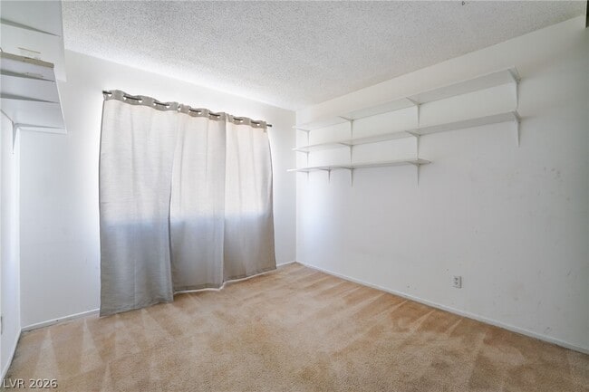 Building Photo - 2102 E Russell Rd