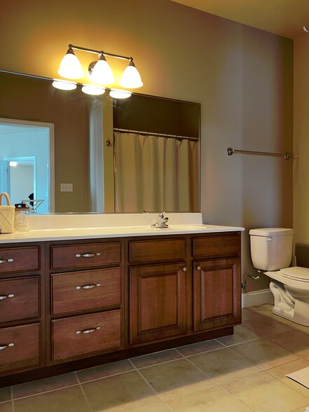Building Photo - 1331 Suncrest Vlg
