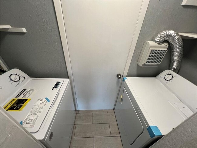 Building Photo - 5808 Wellington Dr