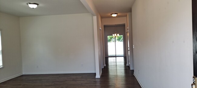 Building Photo - 1527 Sergeant Ln