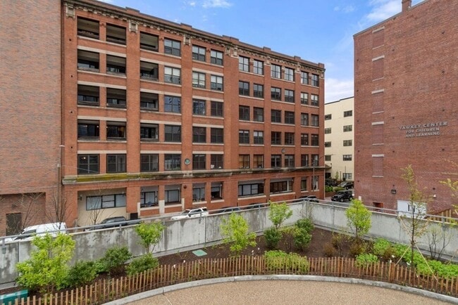 Building Photo - 33 Sleeper St