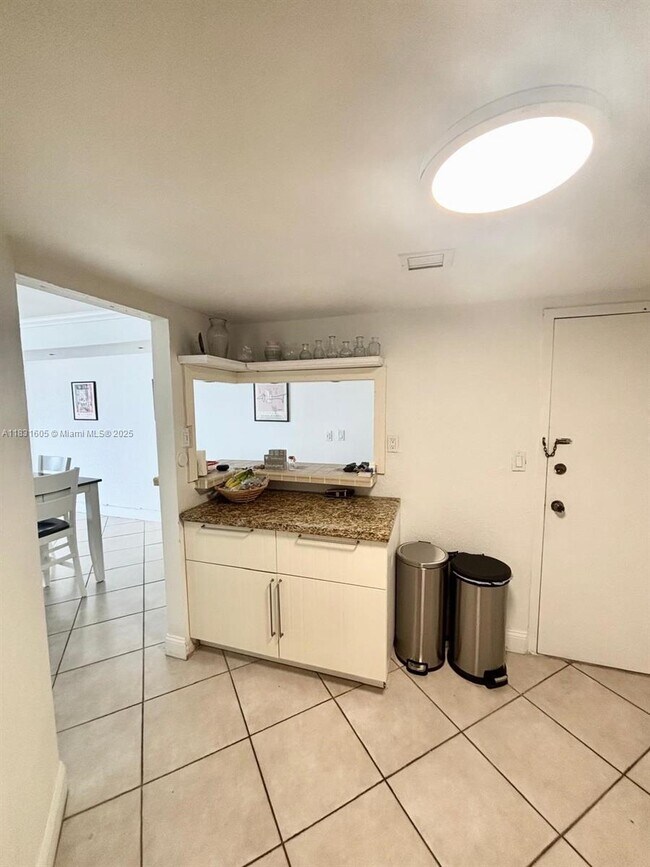 Building Photo - 999 Brickell Bay Dr