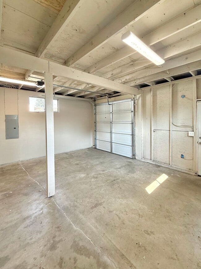 Building Photo - Charming 2-Bed, 1-Bath White Center Home