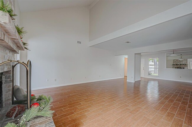 Building Photo - 2022 Highland Hills Dr