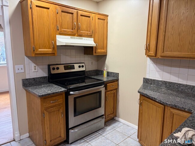 Building Photo - 166 Old Brookfield Rd