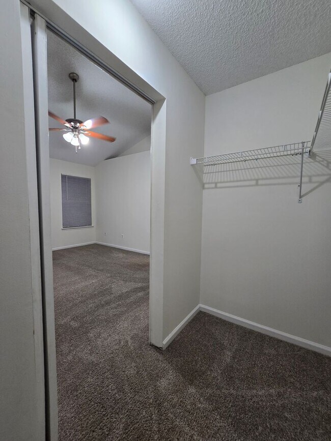 Building Photo - 3 Bedroom 2 Bath at Chimney Lakes