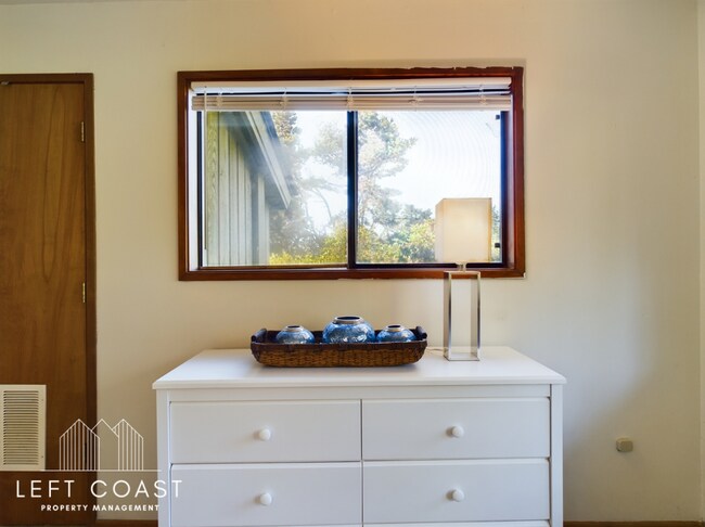 Building Photo - 132 Salishan Dr
